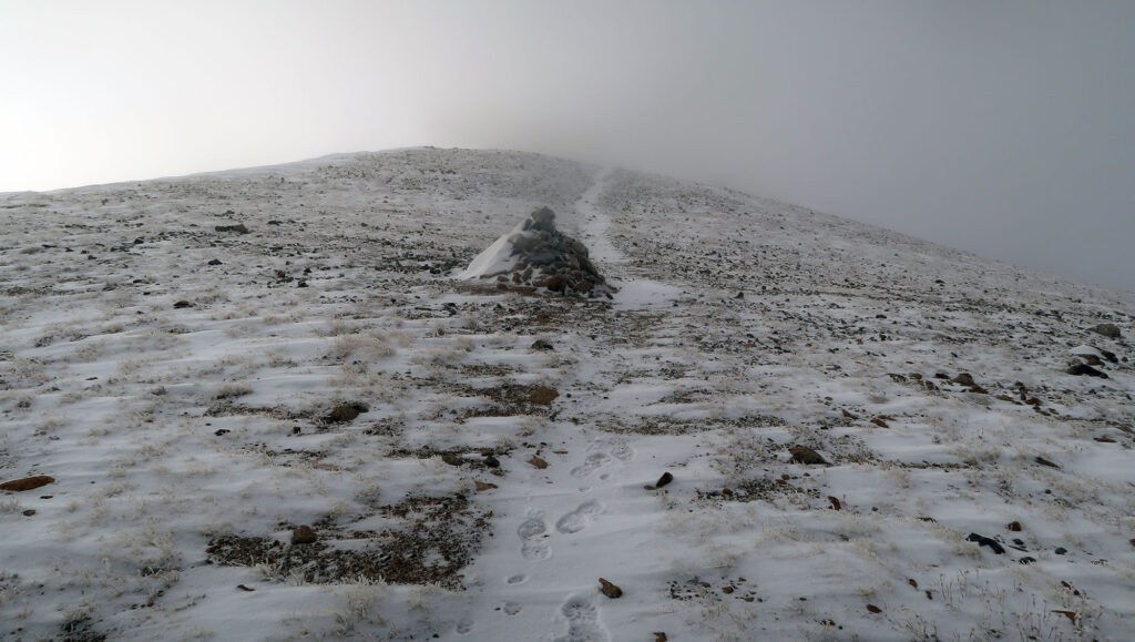 A cairn marks the route along the Great Divide towards Cupid Peak.