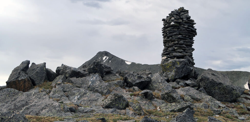 The sole cairn, with one of Culebra's false summits in the background.