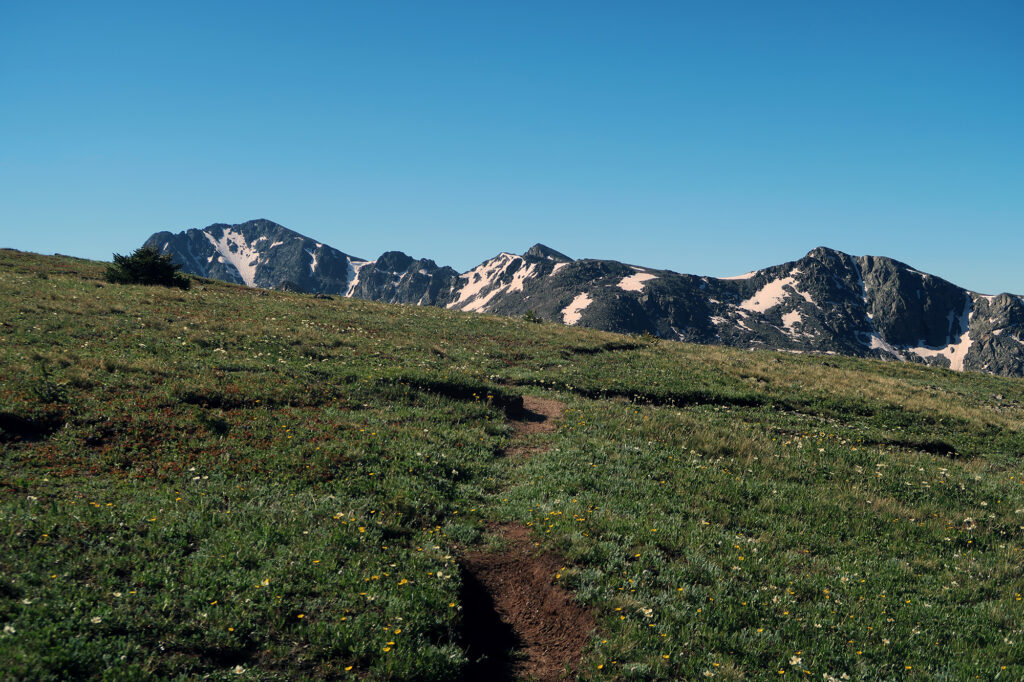 Nearby rugged peaks from the trail towards the summit.